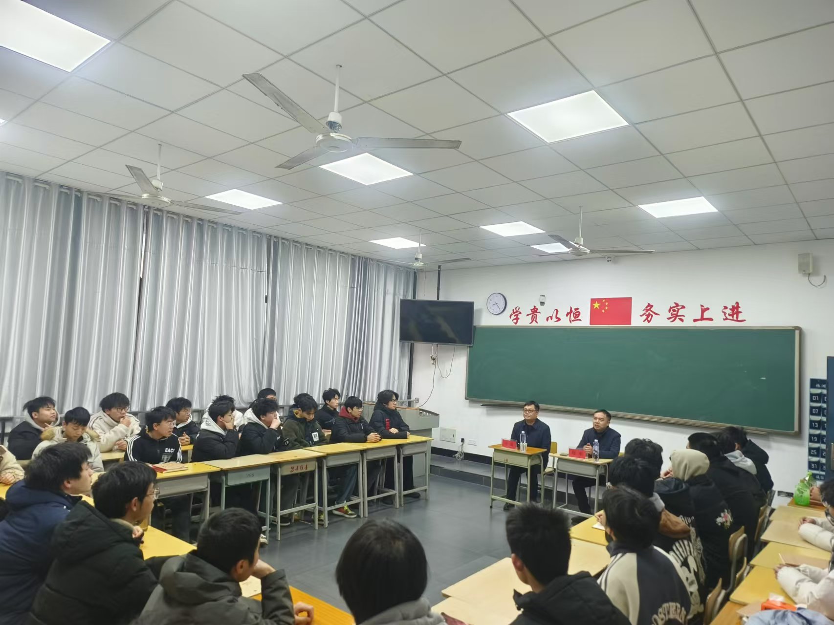 万搏体育党委委员、副院长王斌到数模技师2401班交流座谈